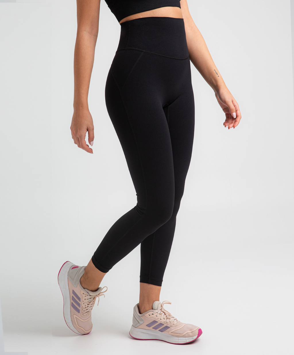 Set Leggings a compressione neri + Top contenitivo bianco